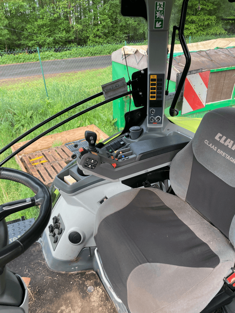 Traktor des Typs CLAAS AXION 810, Gebrauchtmaschine in TREMEUR (Bild 6)