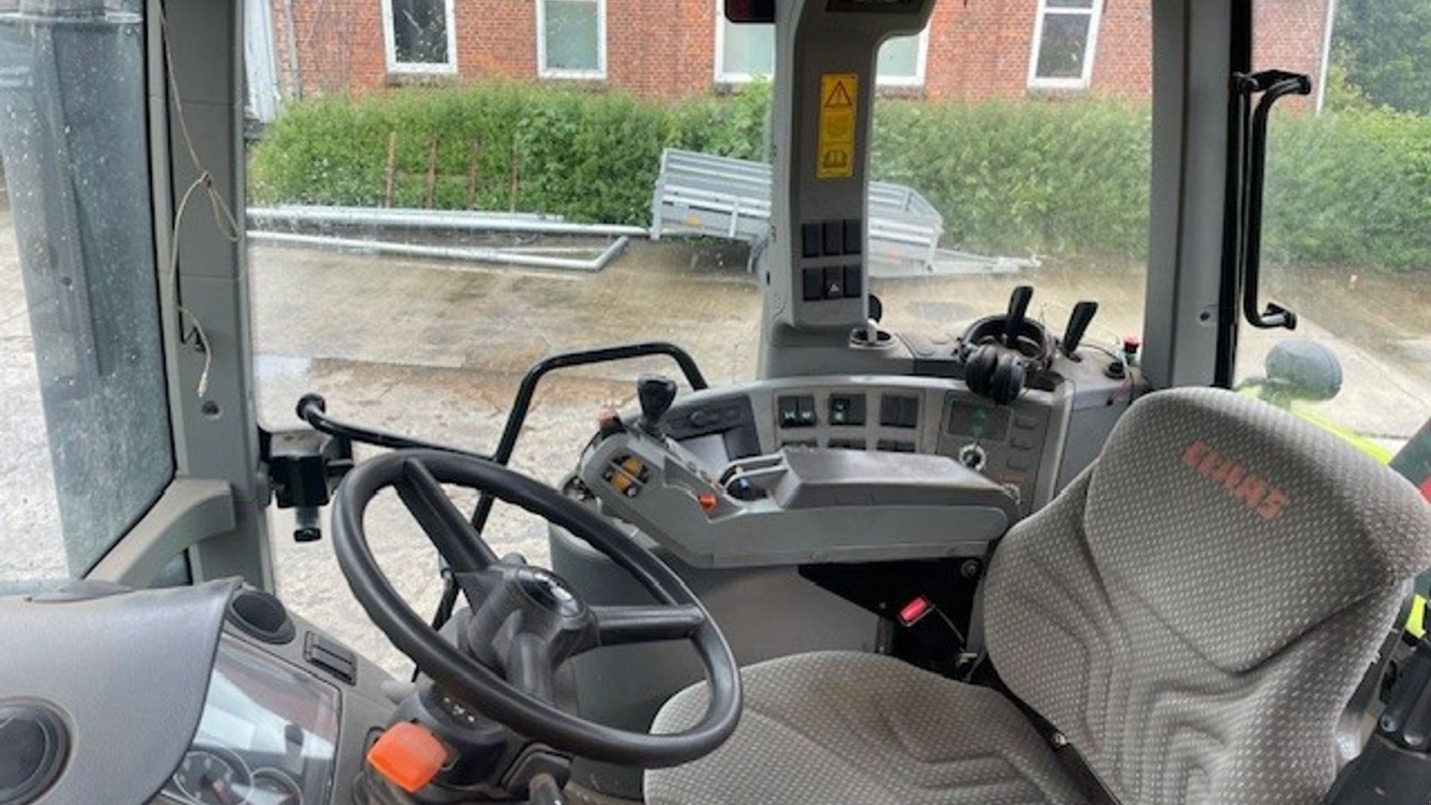 Traktor типа CLAAS AXION 820 CEBIS M. Hauer VX150 læsser, Gebrauchtmaschine в Bredebo (Фотография 6)