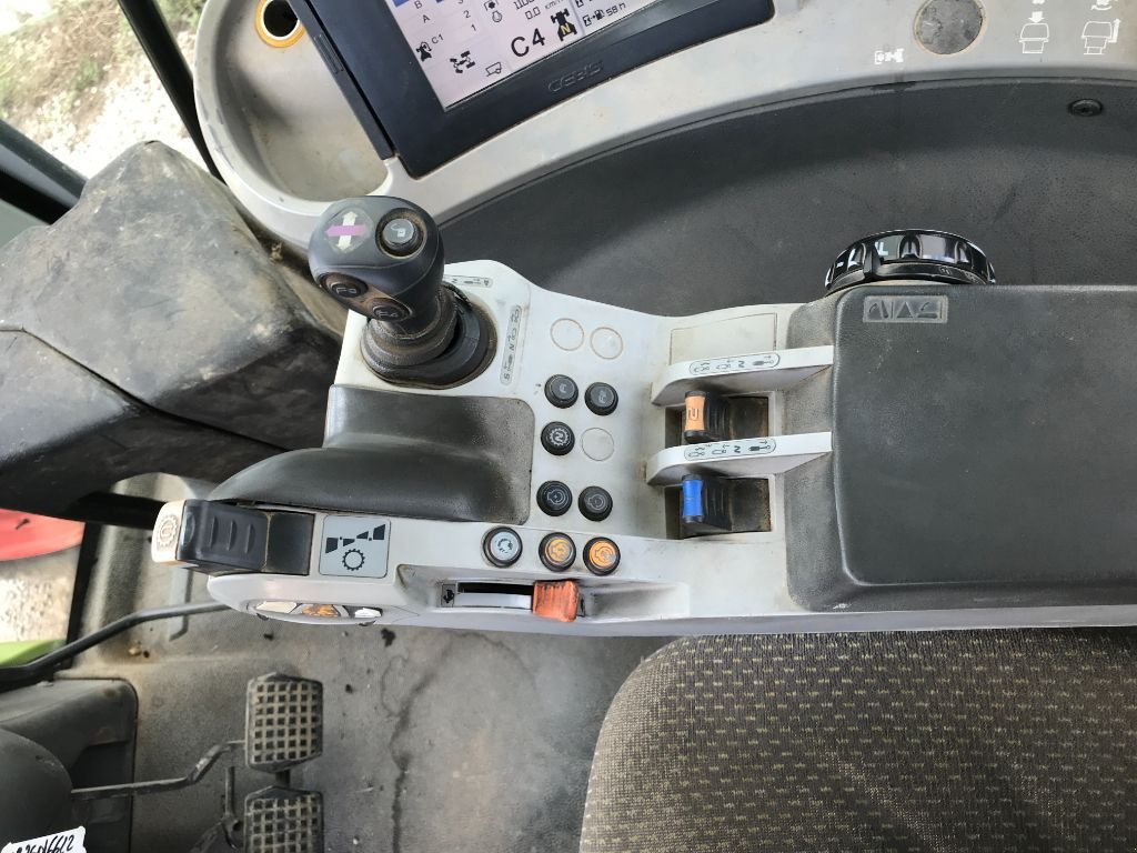 Traktor типа CLAAS AXION 820, Gebrauchtmaschine в MORLHON LE HAUT (Фотография 10)