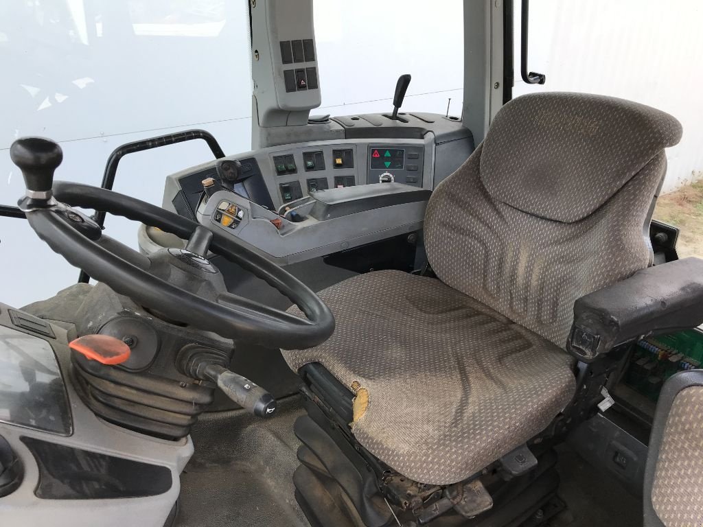 Traktor типа CLAAS AXION 820, Gebrauchtmaschine в MORLHON LE HAUT (Фотография 9)