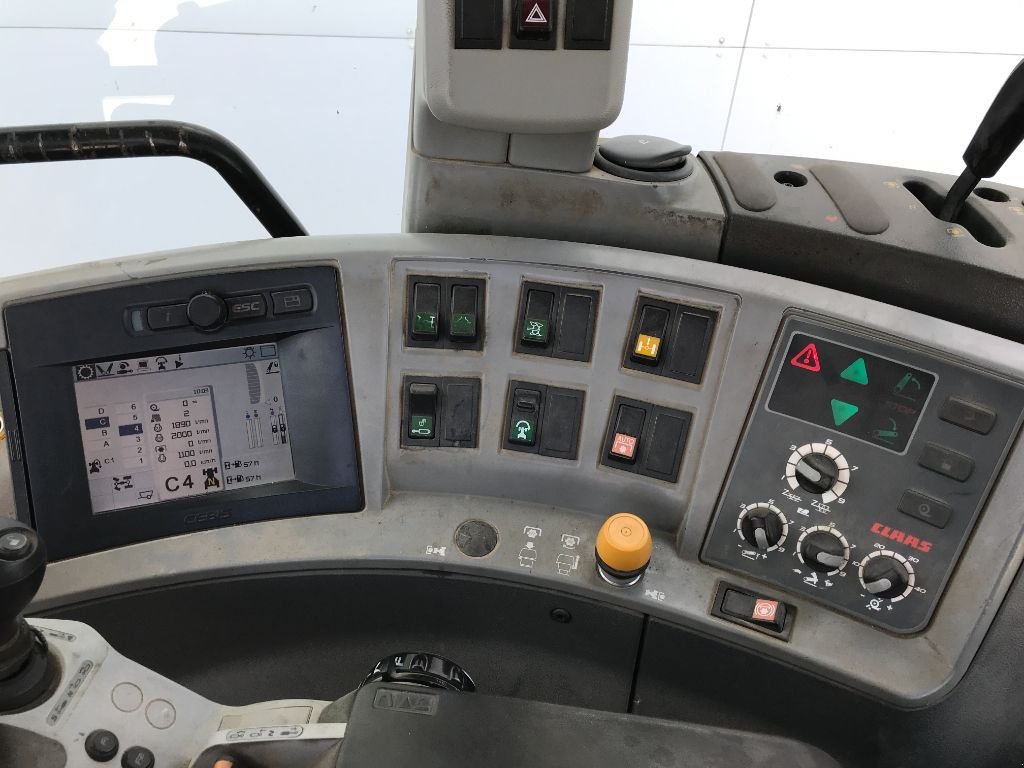 Traktor типа CLAAS AXION 820, Gebrauchtmaschine в MORLHON LE HAUT (Фотография 11)