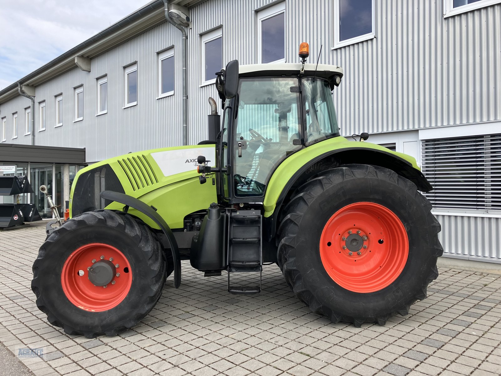 Traktor des Typs CLAAS Axion 820, Gebrauchtmaschine in Salching bei Straubing (Bild 13)