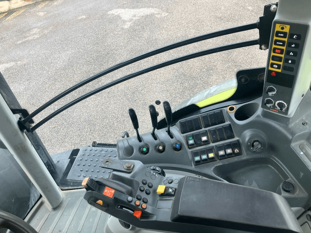 Traktor Türe ait CLAAS AXION 830 CIS, Gebrauchtmaschine içinde SAINT ANDIOL (resim 10)