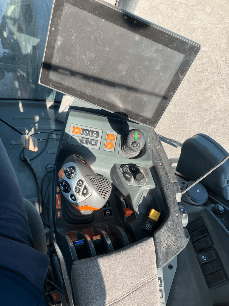 Traktor van het type CLAAS AXION 830 CMATIC BUSINESS, Gebrauchtmaschine in SAINT ANDIOL (Foto 11)