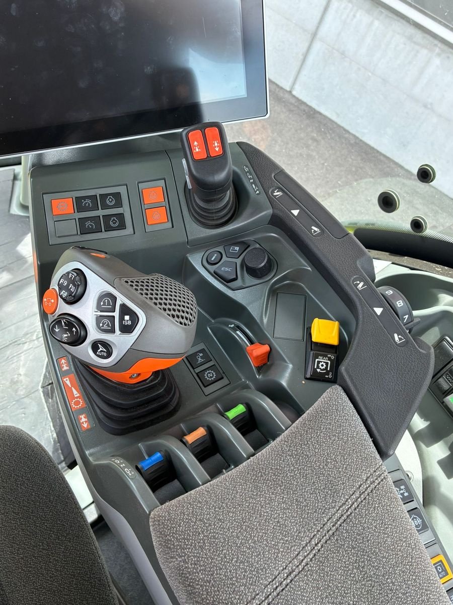 Traktor of the type CLAAS Axion 830 CMATIC CEBIS, Neumaschine in Grund (Picture 17)