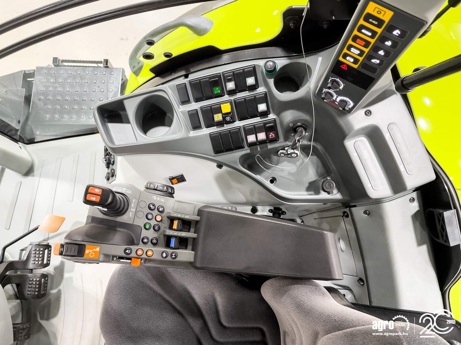 Traktor of the type CLAAS Axion 830, Gebrauchtmaschine in Csengele (Picture 9)