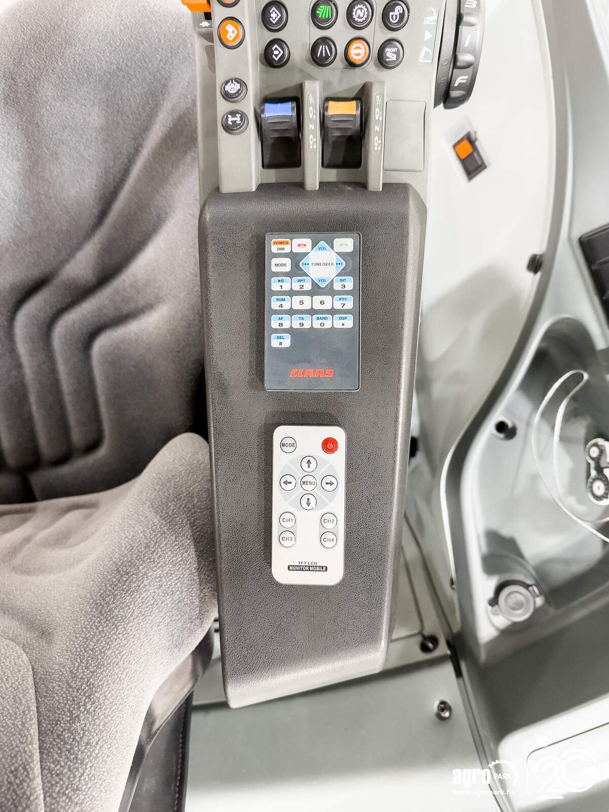 Traktor of the type CLAAS Axion 830, Gebrauchtmaschine in Csengele (Picture 16)