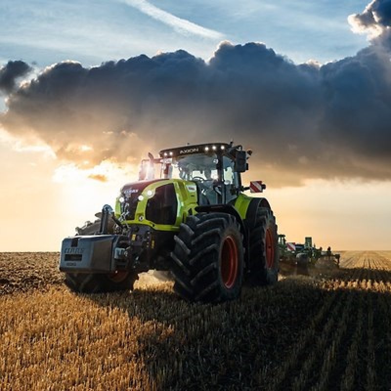 Traktor des Typs CLAAS Axion 850 cebis Fabriks ny på vej hjem, Gebrauchtmaschine in Mern (Bild 1)