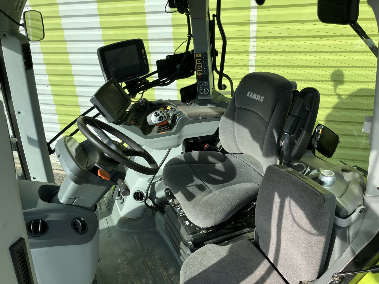 Traktor typu CLAAS AXION 850 CEBIS + GPS, Gebrauchtmaschine w AILLAS (Zdjęcie 8)