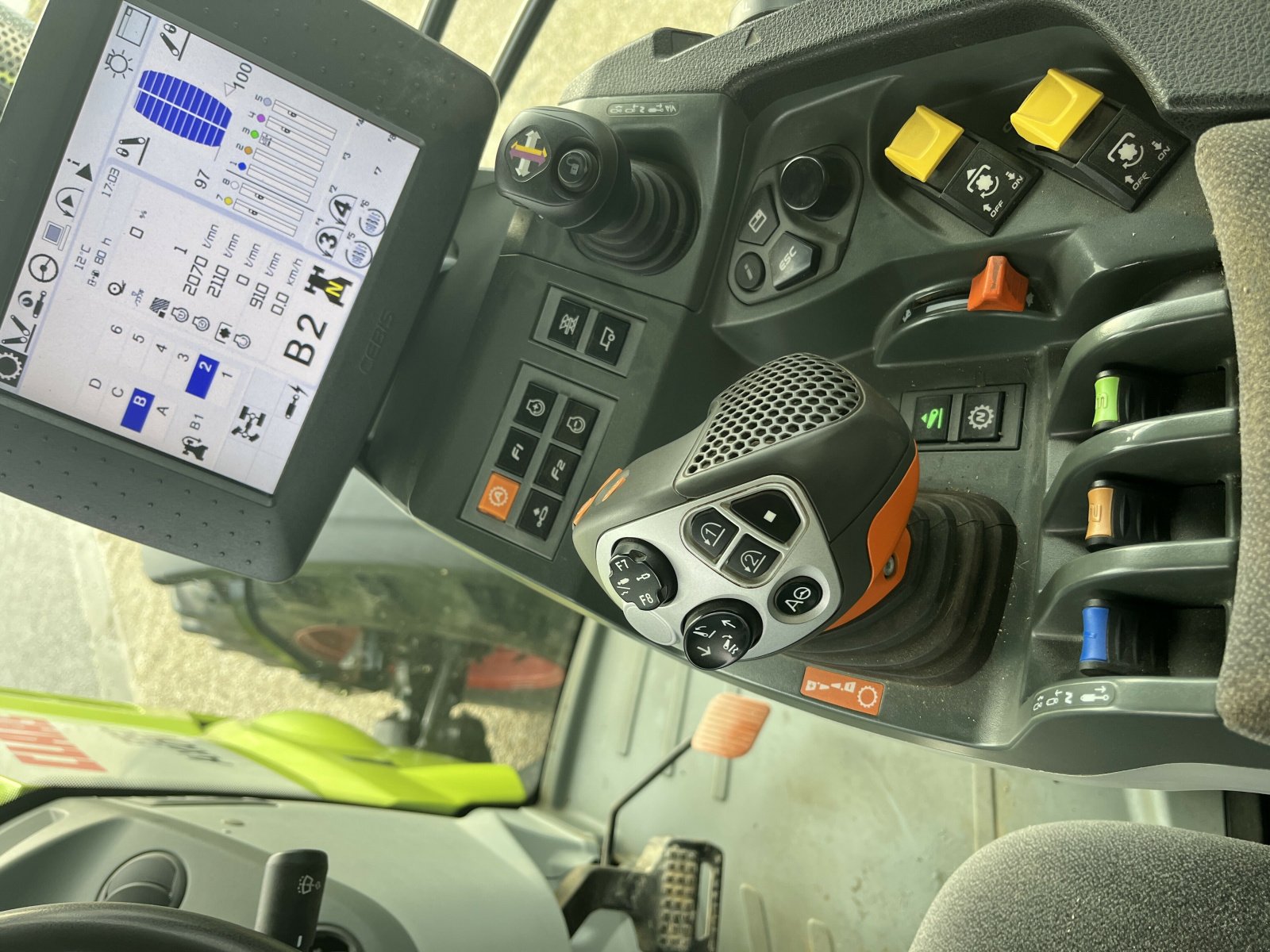 Traktor van het type CLAAS AXION 850 CEBIS + GPS, Gebrauchtmaschine in PONTIVY (Foto 10)