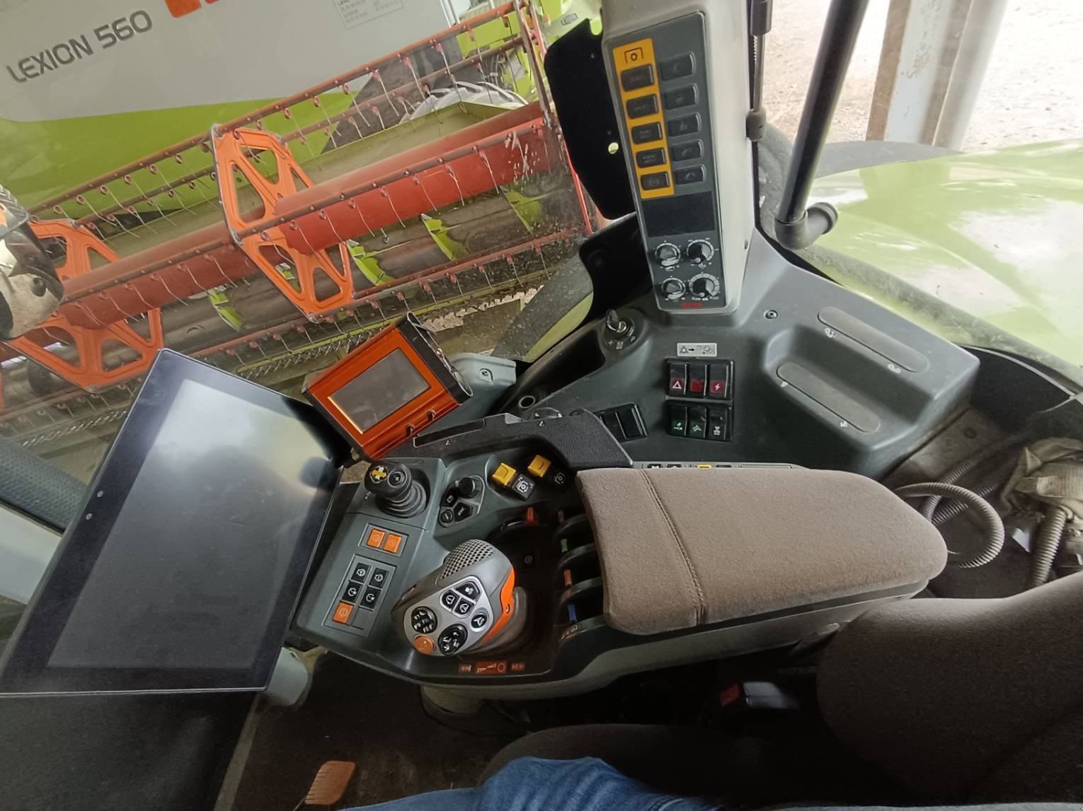 Traktor del tipo CLAAS AXION 850, Gebrauchtmaschine In Le Horps (Immagine 9)