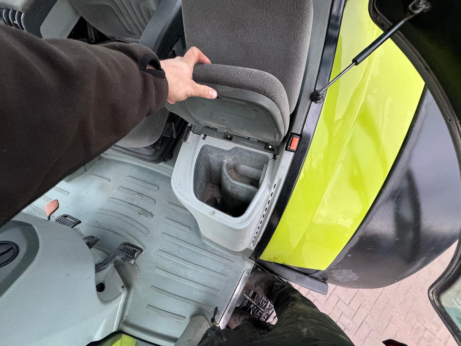 Traktor van het type CLAAS Axion 870 C-MATIC, Gebrauchtmaschine in Rohrsheim (Foto 7)