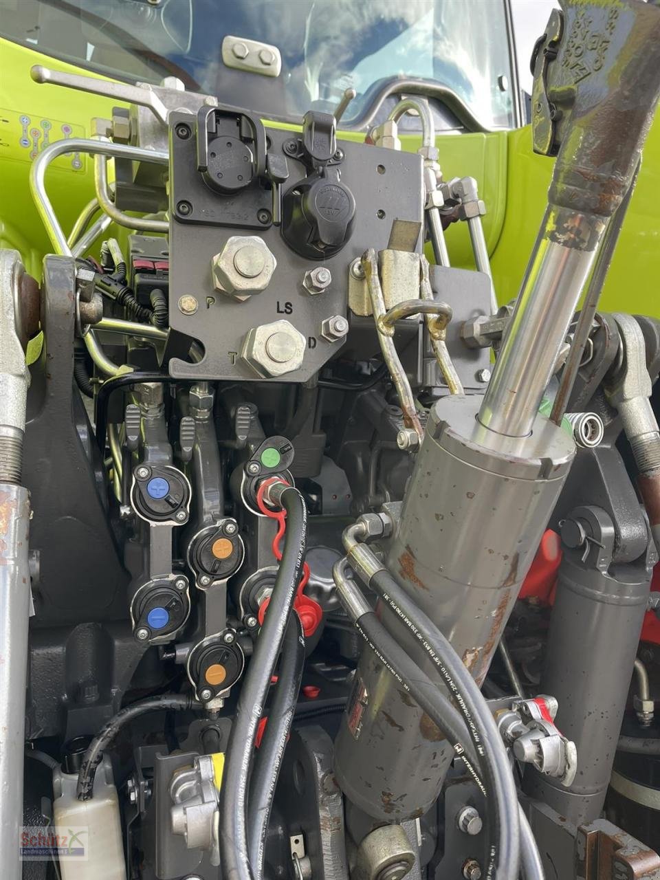 Traktor des Typs CLAAS Axion 870 CMATIC, Baujahr 2017, 4.923 Betriebsstunden, Gebrauchtmaschine in Schierling (Bild 12)