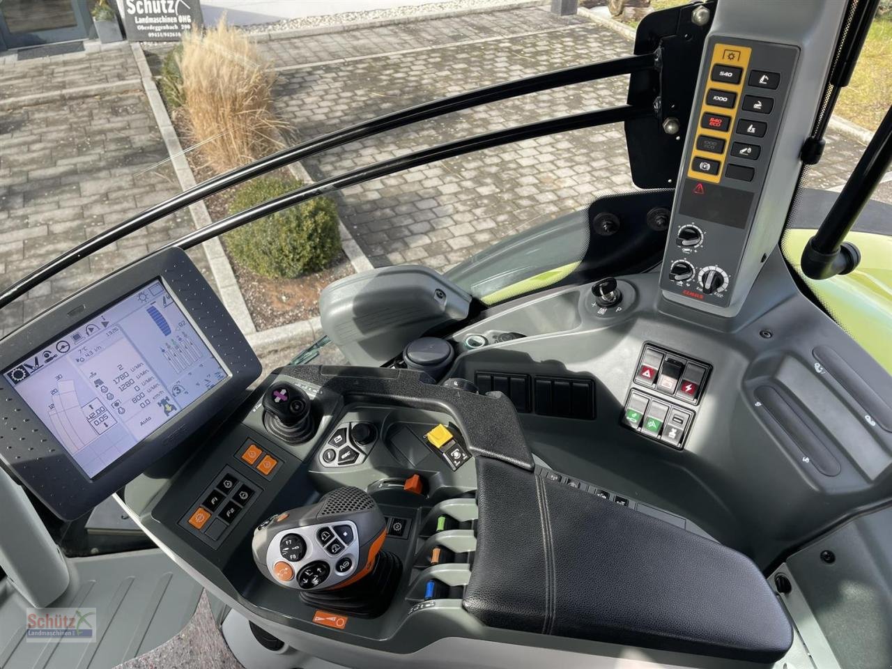 Traktor des Typs CLAAS Axion 870 CMATIC, Baujahr 2017, 4.923 Betriebsstunden, Gebrauchtmaschine in Schierling (Bild 16)