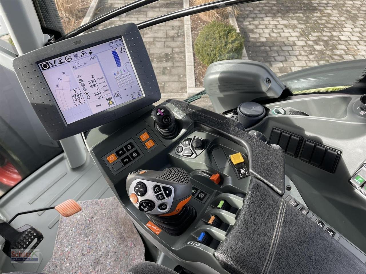 Traktor des Typs CLAAS Axion 870 CMATIC, Baujahr 2017, 4.923 Betriebsstunden, Gebrauchtmaschine in Schierling (Bild 17)