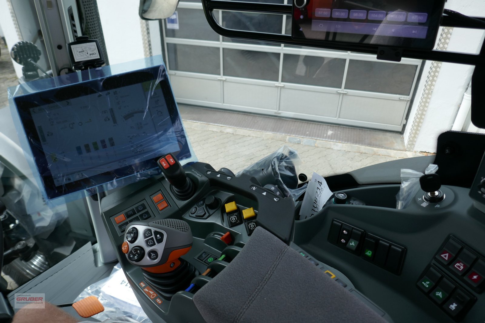 Traktor del tipo CLAAS Axion 870 CMATIC CEBIS NightEdition, Neumaschine In Dorfen (Immagine 12)