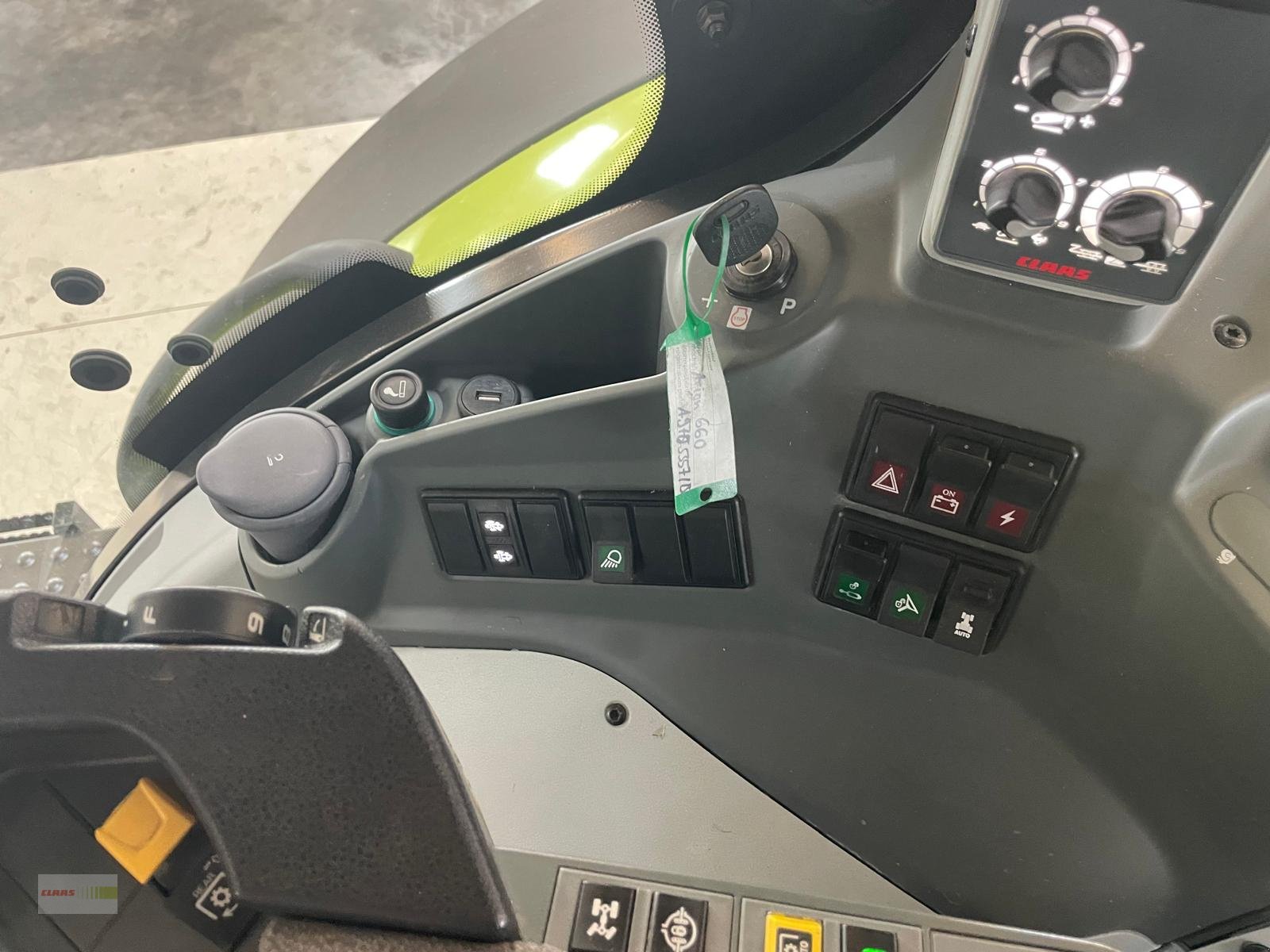 Traktor des Typs CLAAS Axion 870 CMATIC CEBIS, Gebrauchtmaschine in Langenau (Bild 13)