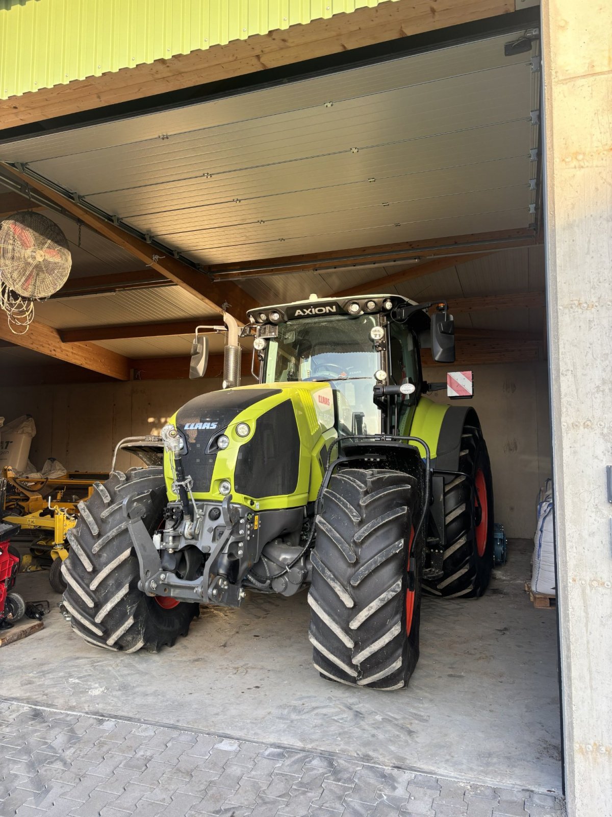 Traktor des Typs CLAAS Axion 870 CMATIC  CEBIS, Gebrauchtmaschine in Oberding (Bild 1)