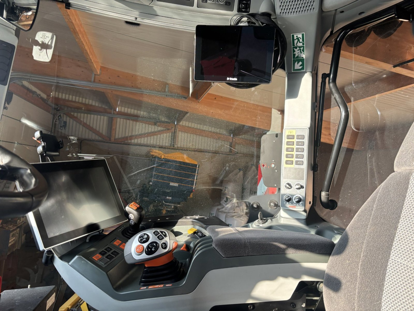 Traktor des Typs CLAAS Axion 870 CMATIC  CEBIS, Gebrauchtmaschine in Oberding (Bild 3)