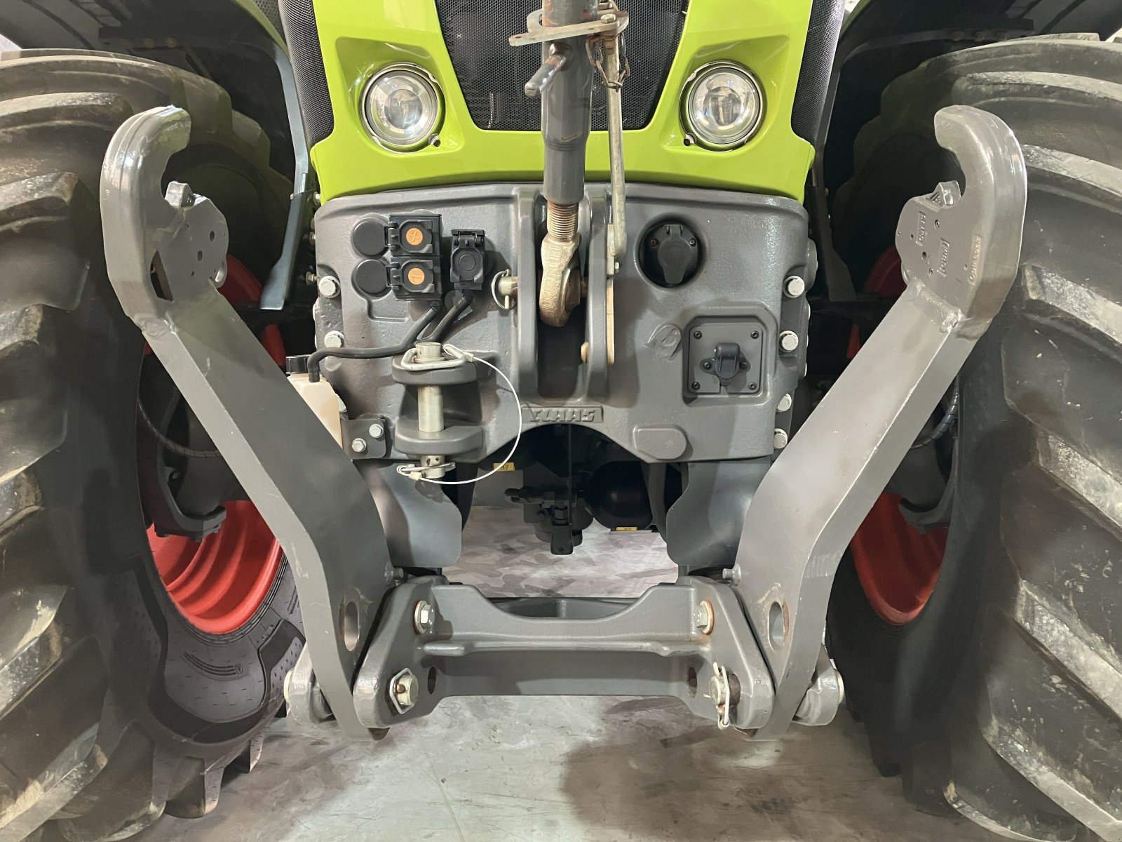 Traktor of the type CLAAS AXION 870 CMATIC S5 SUR MESURE, Gebrauchtmaschine in VAROIS & CHAIGNOT (Picture 4)