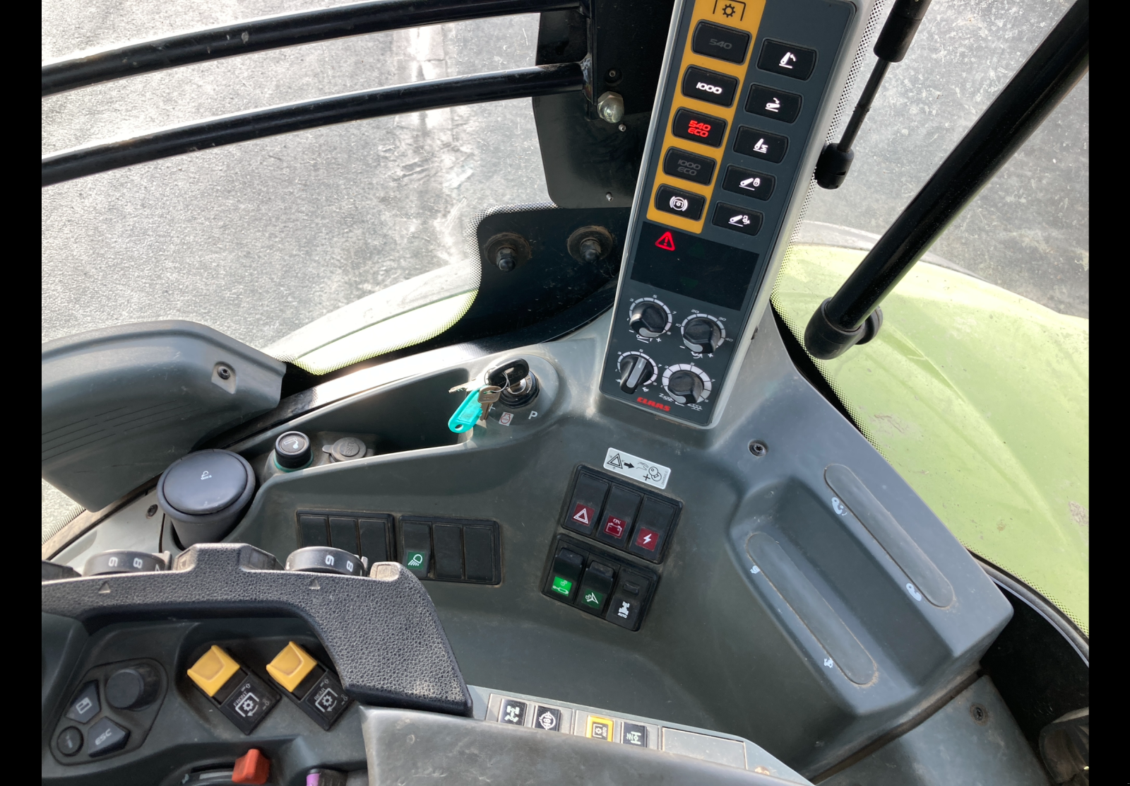 Traktor типа CLAAS AXION 930 CMATIC, Gebrauchtmaschine в ST CLEMENT DE LA PLACE (Фотография 11)