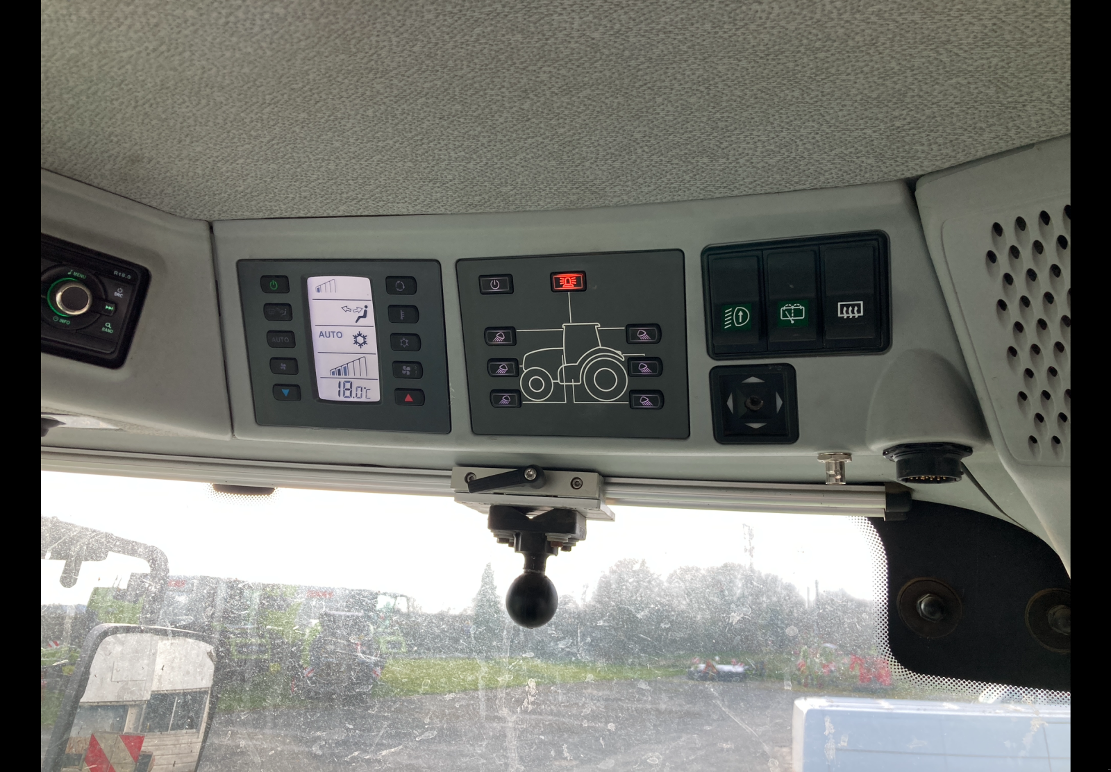 Traktor типа CLAAS AXION 930 CMATIC, Gebrauchtmaschine в ST CLEMENT DE LA PLACE (Фотография 4)