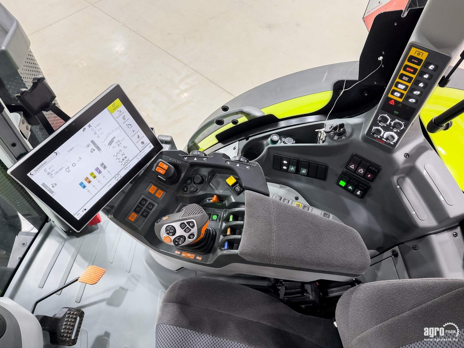 Traktor des Typs CLAAS Axion 930, Gebrauchtmaschine in Csengele (Bild 9)