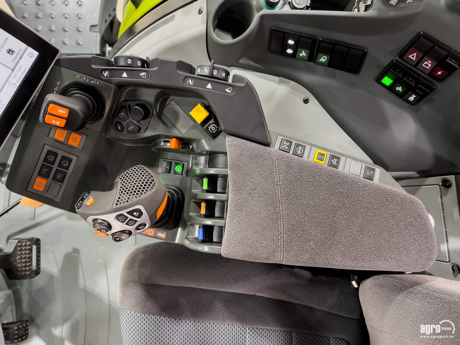 Traktor des Typs CLAAS Axion 930, Gebrauchtmaschine in Csengele (Bild 15)