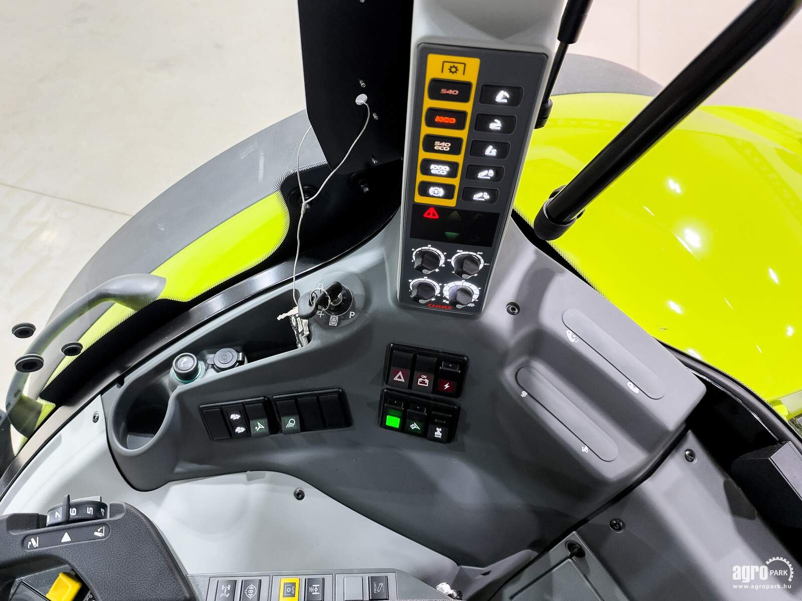 Traktor des Typs CLAAS Axion 930, Gebrauchtmaschine in Csengele (Bild 18)