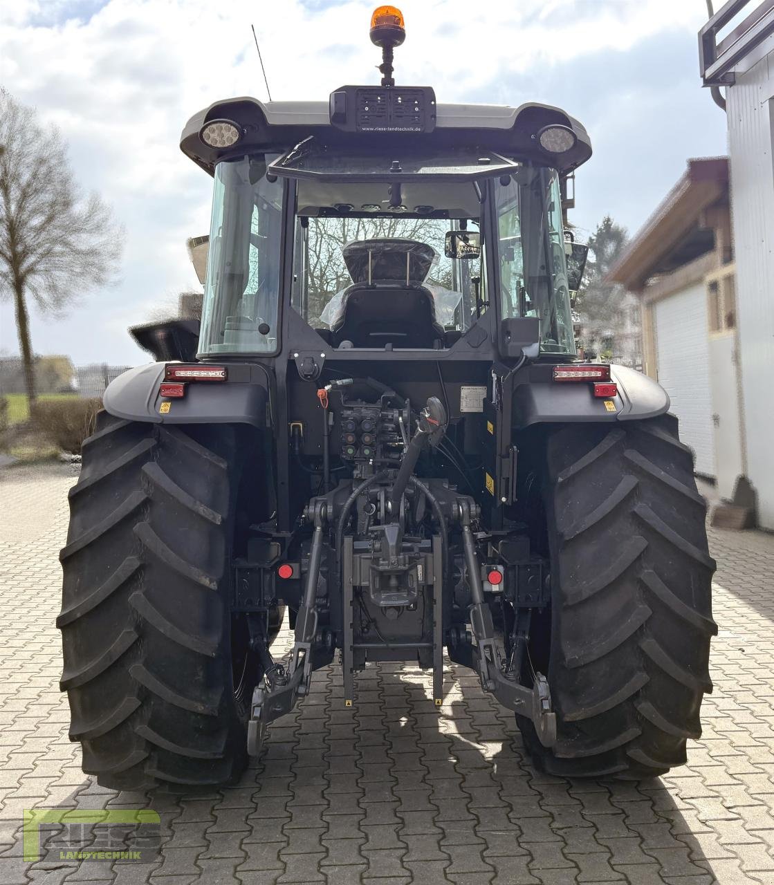 Traktor типа CLAAS AXOS 240 Advanced Black A110, Neumaschine в Homberg (Ohm) - Maulbach (Фотография 3)