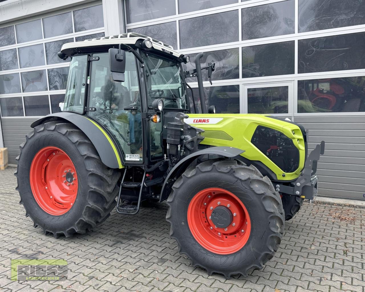 Traktor of the type CLAAS AXOS 240 Advanced FL-Konsole, Neumaschine in Homberg/Ohm - Maulbach (Picture 2)