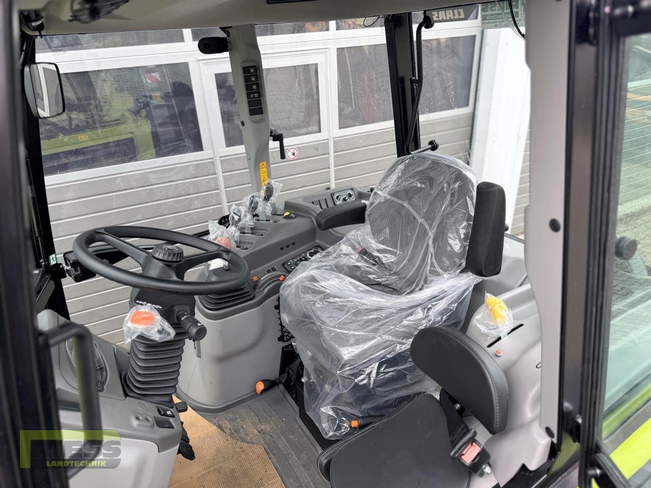 Traktor of the type CLAAS AXOS 240 Advanced FL-Konsole, Neumaschine in Homberg/Ohm - Maulbach (Picture 4)