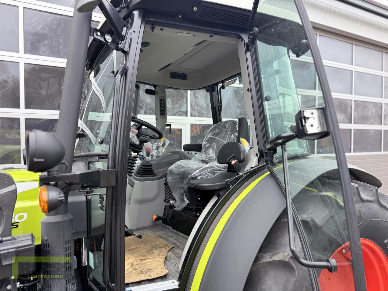 Traktor of the type CLAAS AXOS 240 Advanced FL-Konsole, Neumaschine in Homberg/Ohm - Maulbach (Picture 10)
