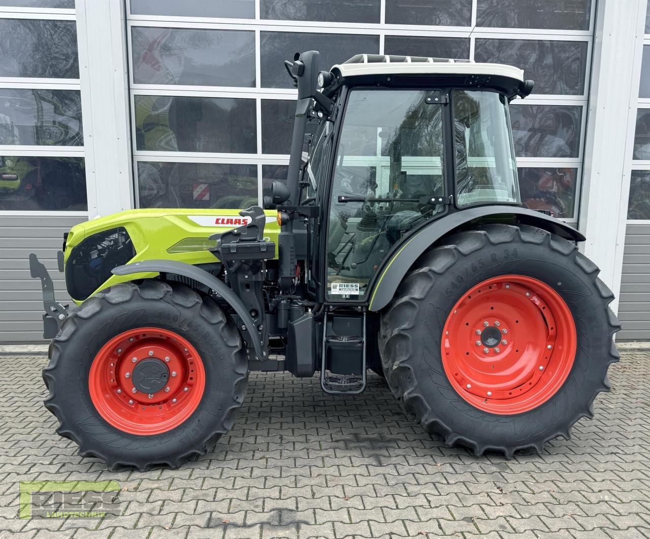 Traktor of the type CLAAS AXOS 240 Advanced FL-Konsole, Neumaschine in Homberg/Ohm - Maulbach (Picture 11)