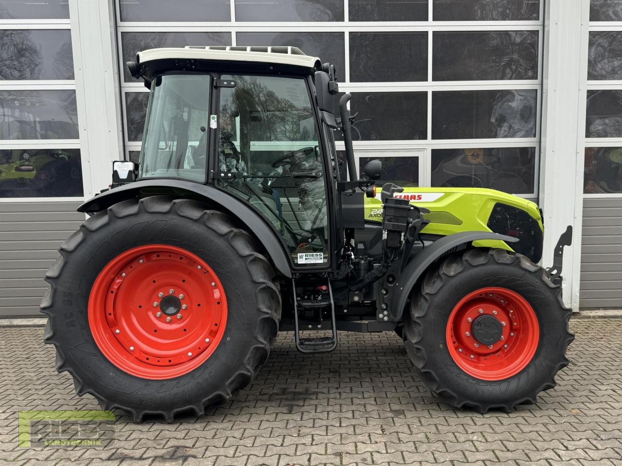 Traktor of the type CLAAS AXOS 240 Advanced FL-Konsole, Neumaschine in Homberg/Ohm - Maulbach (Picture 16)