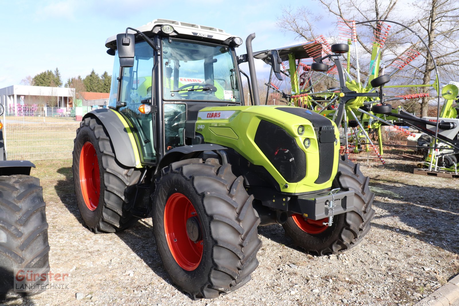 Traktor des Typs CLAAS AXOS 240 Advanced, Neumaschine in Mitterfels (Bild 2)