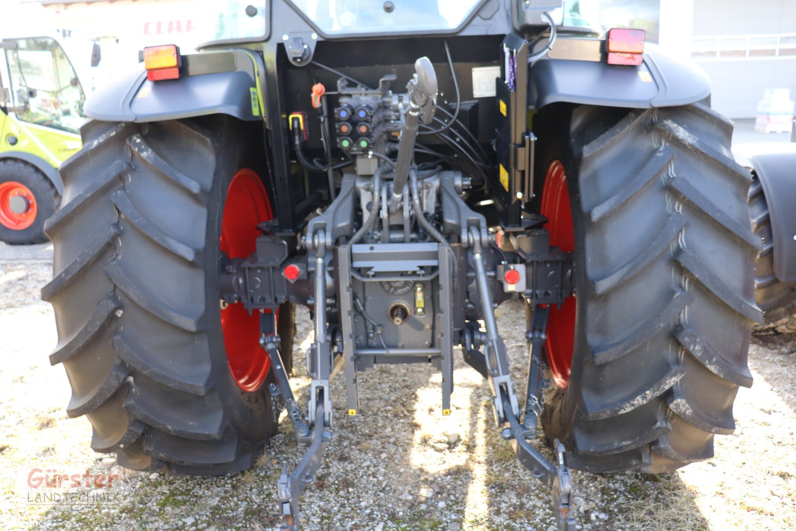 Traktor des Typs CLAAS AXOS 240 Advanced, Neumaschine in Mitterfels (Bild 3)