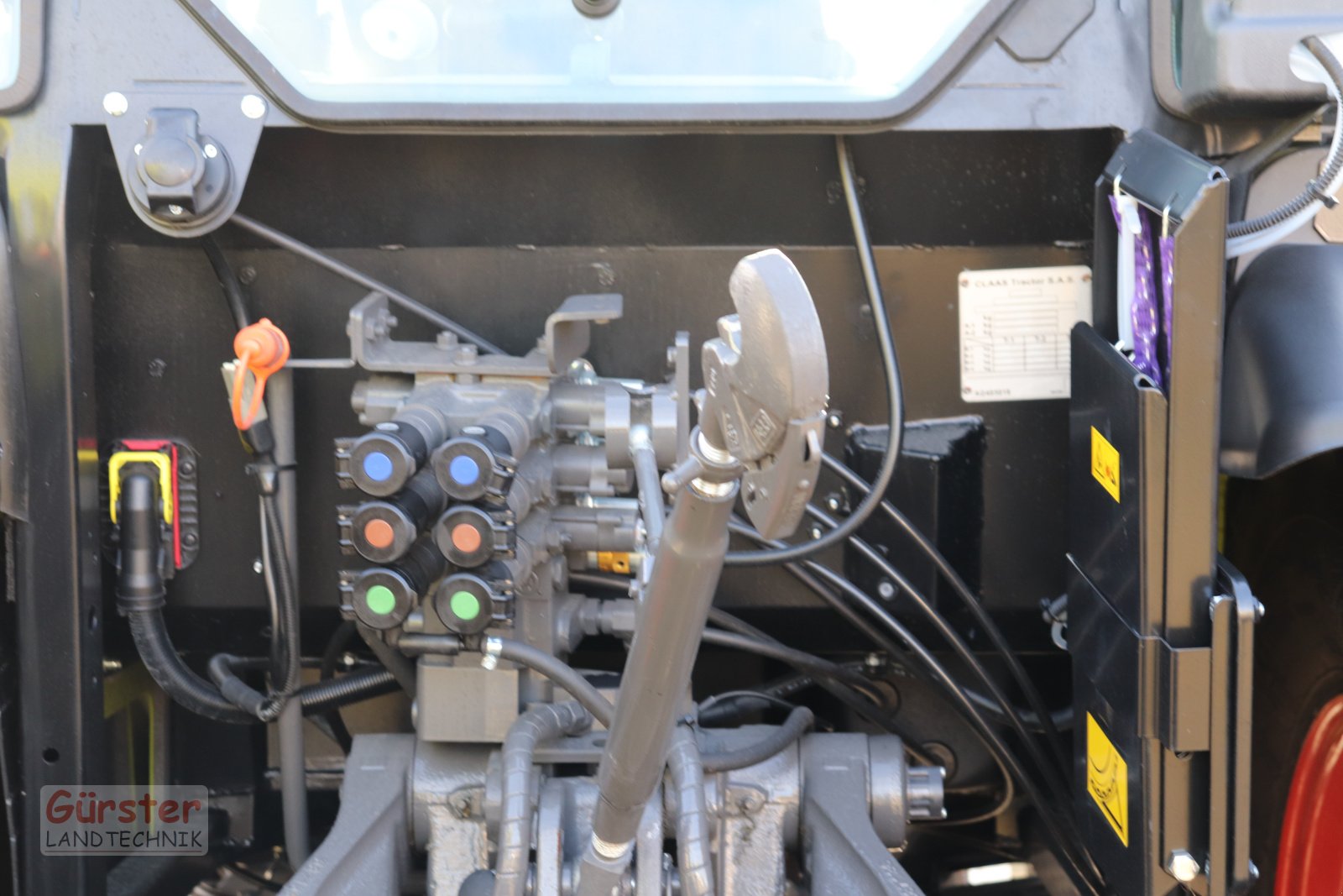 Traktor des Typs CLAAS AXOS 240 Advanced, Neumaschine in Mitterfels (Bild 5)