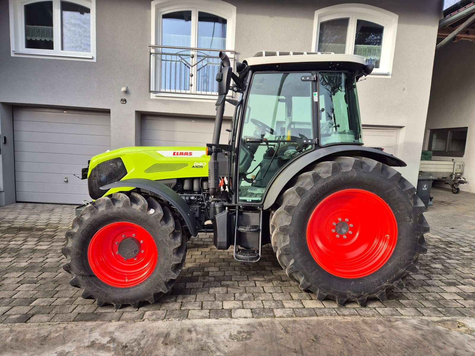 Traktor des Typs CLAAS Axos 240, Gebrauchtmaschine in Petersdorf (Bild 2)