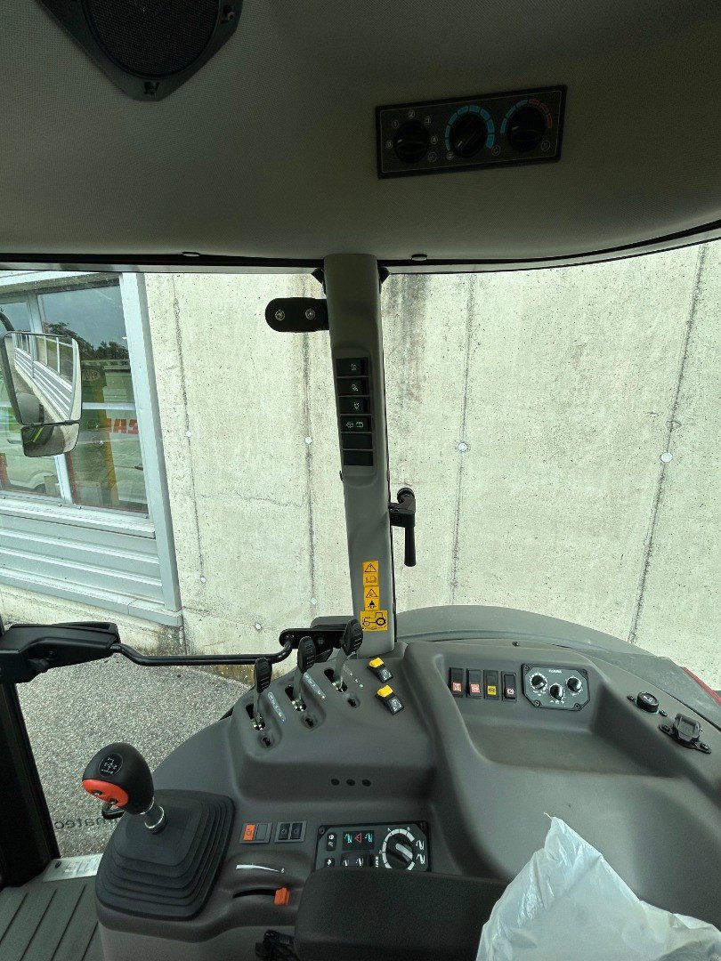 Traktor van het type CLAAS Axos 240, Ausstellungsmaschine in Domdidier (Foto 6)