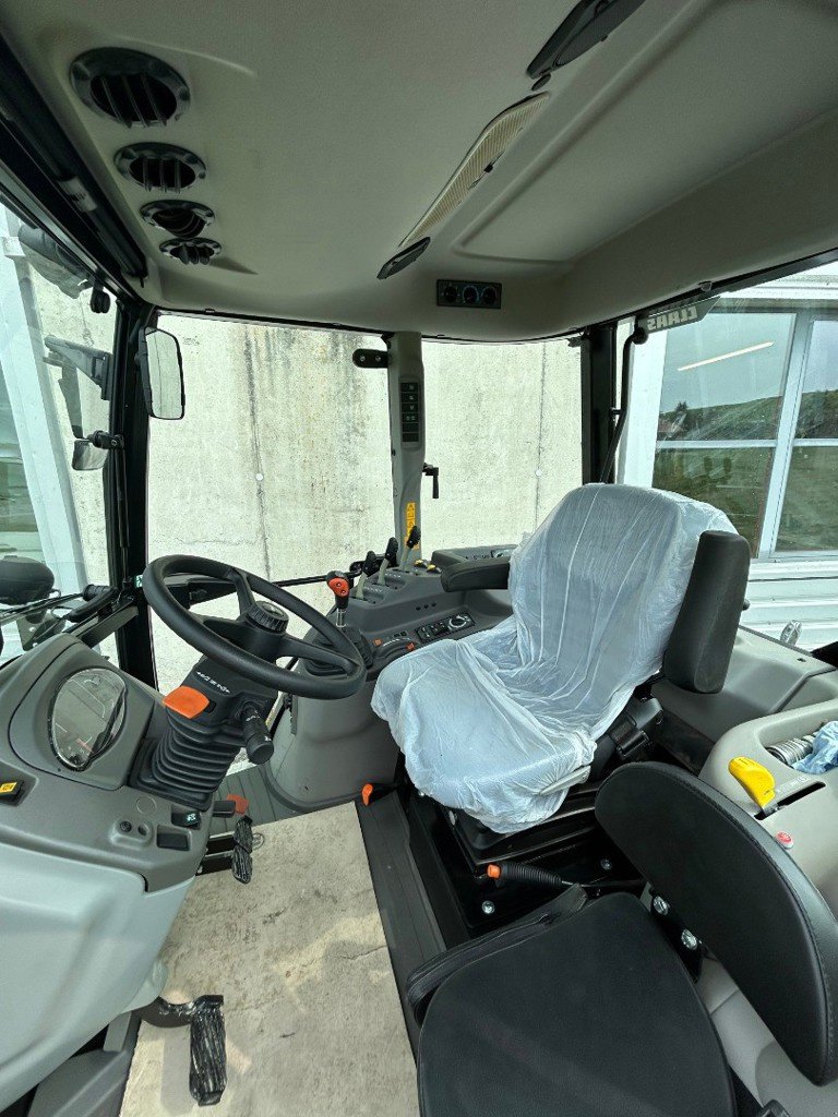 Traktor van het type CLAAS Axos 240, Ausstellungsmaschine in Domdidier (Foto 5)