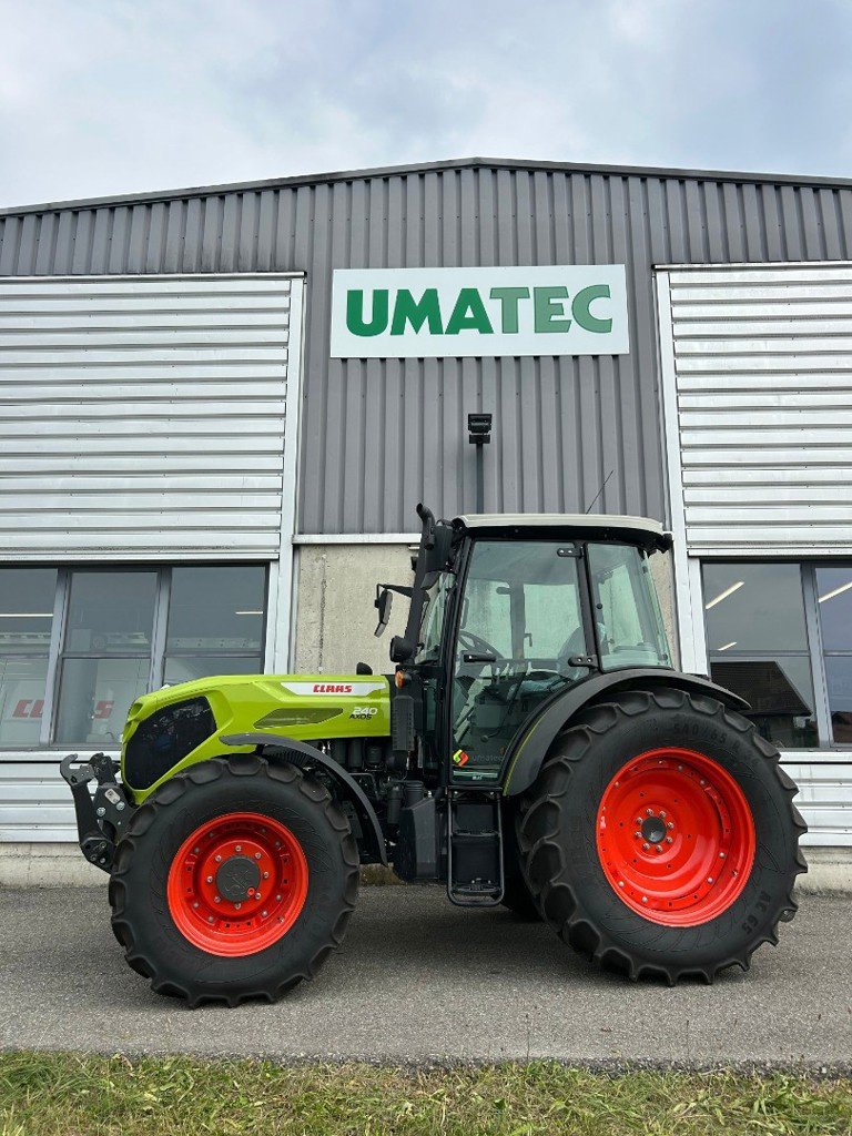 Traktor van het type CLAAS Axos 240, Ausstellungsmaschine in Domdidier (Foto 1)