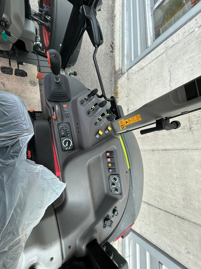 Traktor van het type CLAAS Axos 240, Ausstellungsmaschine in Domdidier (Foto 8)