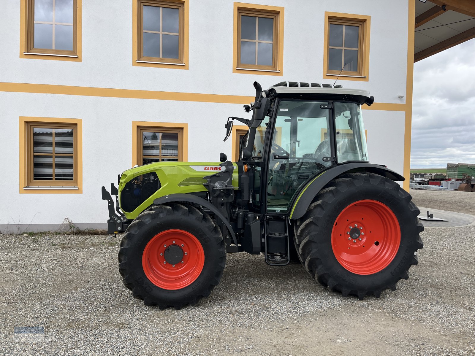 Traktor des Typs CLAAS Axos 240, Neumaschine in Schnaitsee (Bild 4)