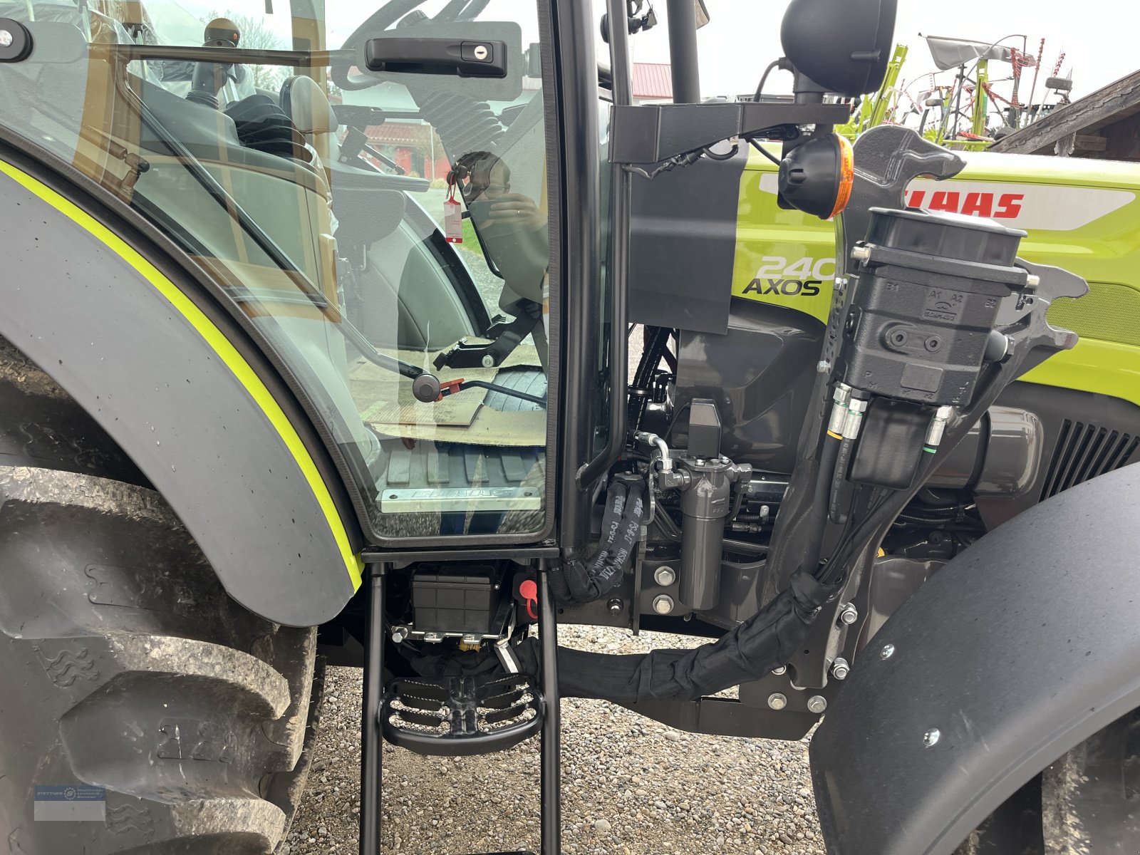 Traktor des Typs CLAAS Axos 240, Neumaschine in Schnaitsee (Bild 11)