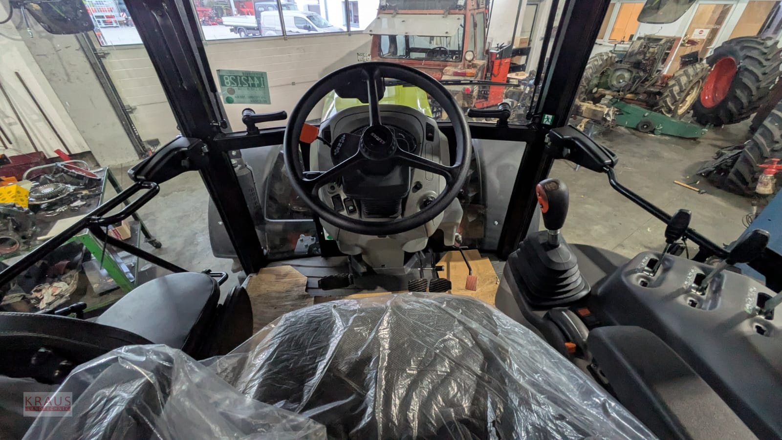 Traktor des Typs CLAAS Axos 240, Neumaschine in Geiersthal (Bild 4)