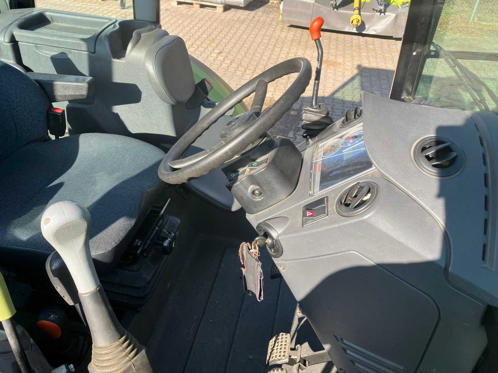 Traktor des Typs CLAAS Axos 310, Gebrauchtmaschine in Schwandorf (Bild 3)