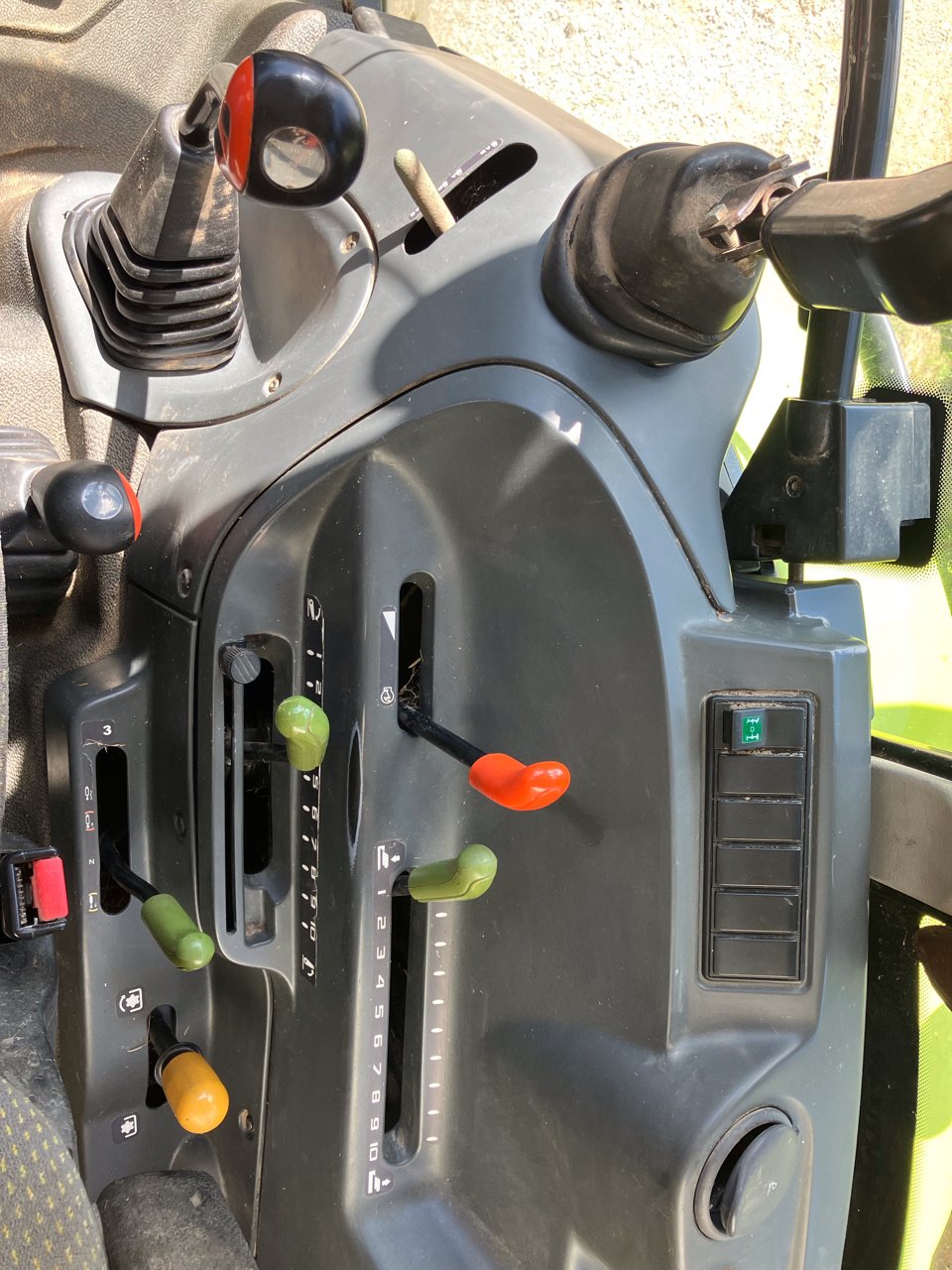 Traktor del tipo CLAAS AXOS 320 CX, Gebrauchtmaschine en MORLHON LE HAUT (Imagen 10)