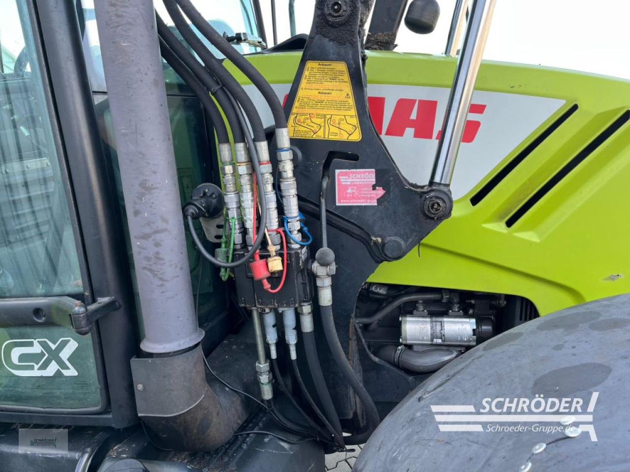 Traktor типа CLAAS AXOS 330 CX, Gebrauchtmaschine в Scharrel (Фотография 4)