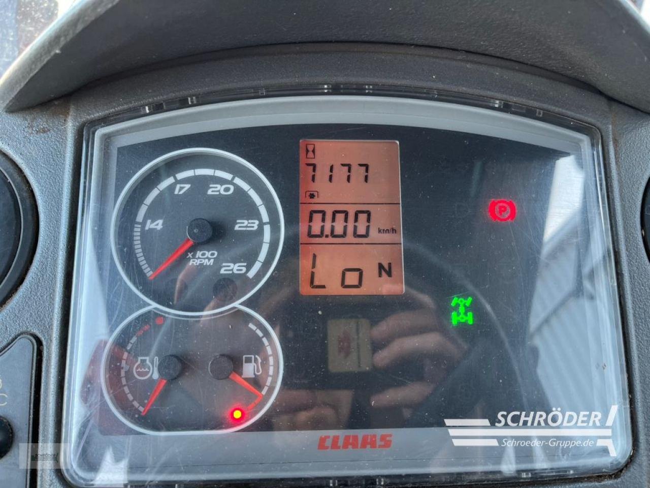 Traktor типа CLAAS AXOS 330 CX, Gebrauchtmaschine в Scharrel (Фотография 11)